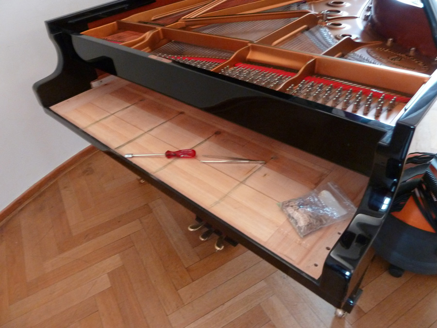 Stimmen eines Steinway Flügel, Klavierstimmer Daniel Simon Sikarew, Berlin, Flügel, Spieltisch