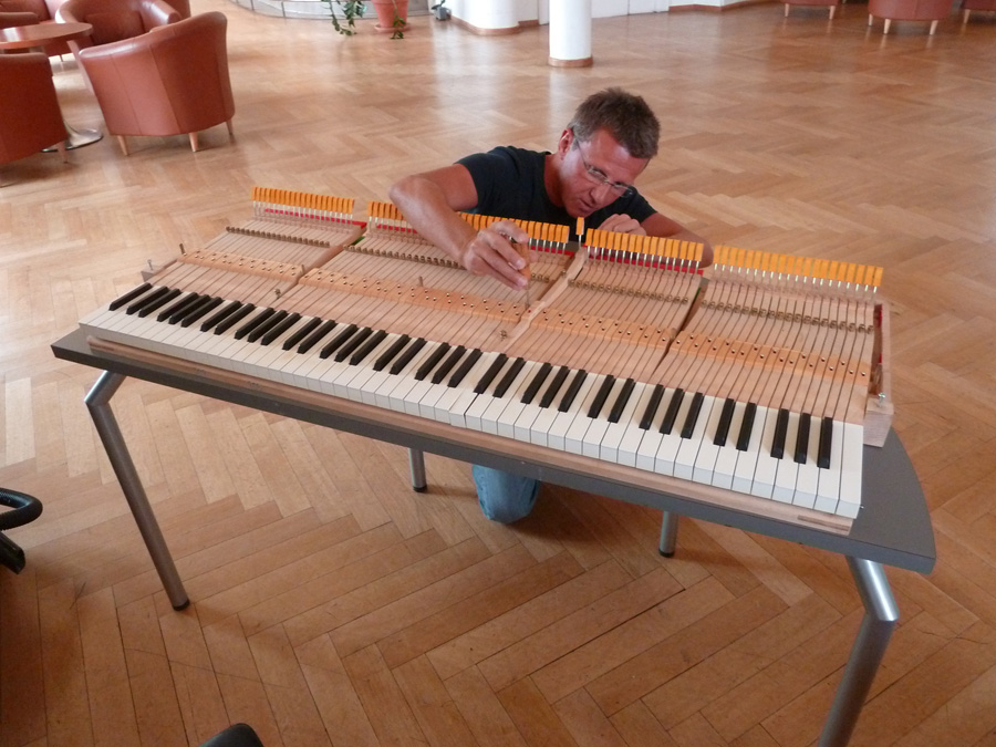 Stimmen eines Steinway Flügel, Klavierstimmer Daniel Simon Sikarew, Berlin, Geradelegen der Klaviatur