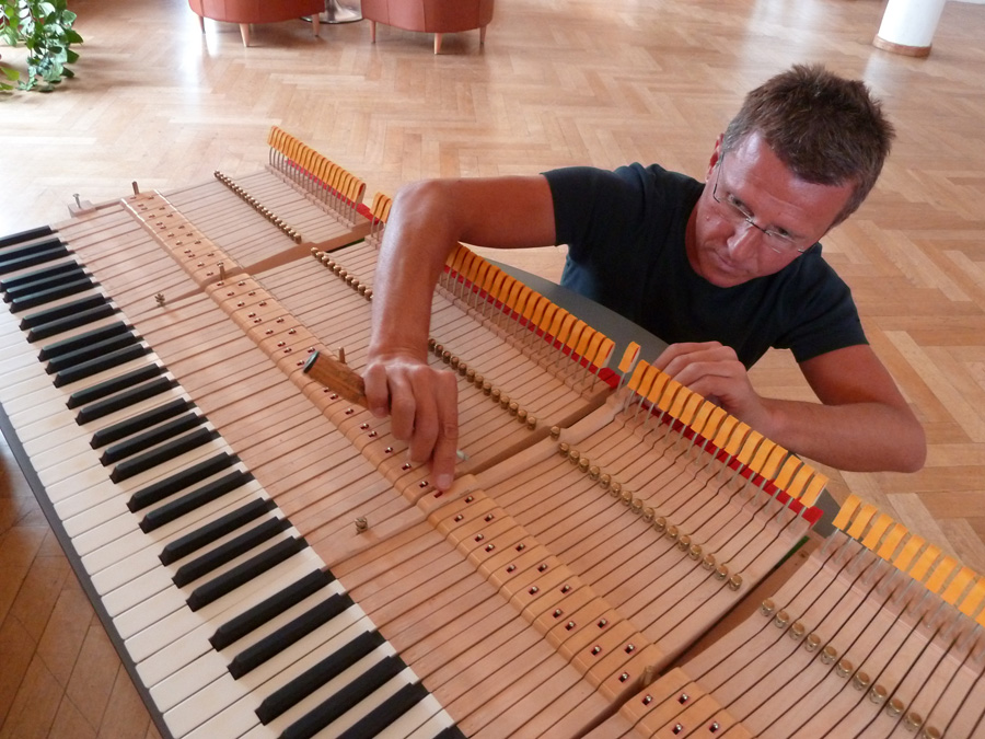 Stimmen eines Steinway Flügel, Klavierstimmer Daniel Simon Sikarew, Berlin, Kanteln der Tasten