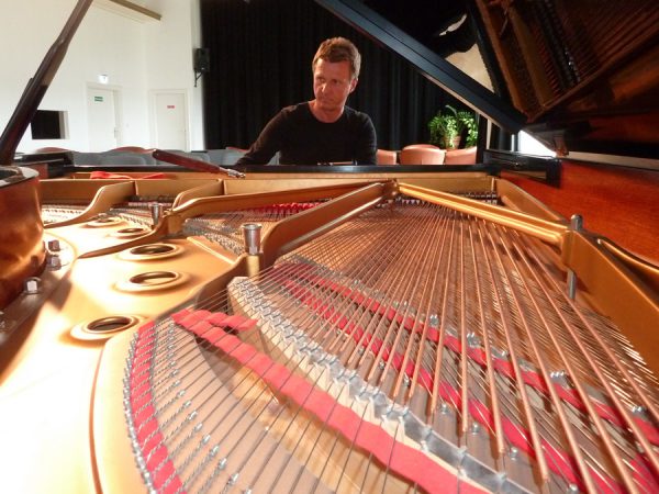 Stimmen eines Steinway Flügel, Klavierstimmer Daniel Simon Sikarew, Berlin, Stimmen nach Gehör